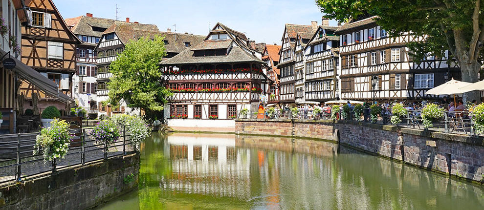 Louez un bateau électrique sans permis à Strasbourg et naviguez paisiblement au coeur de la ville.